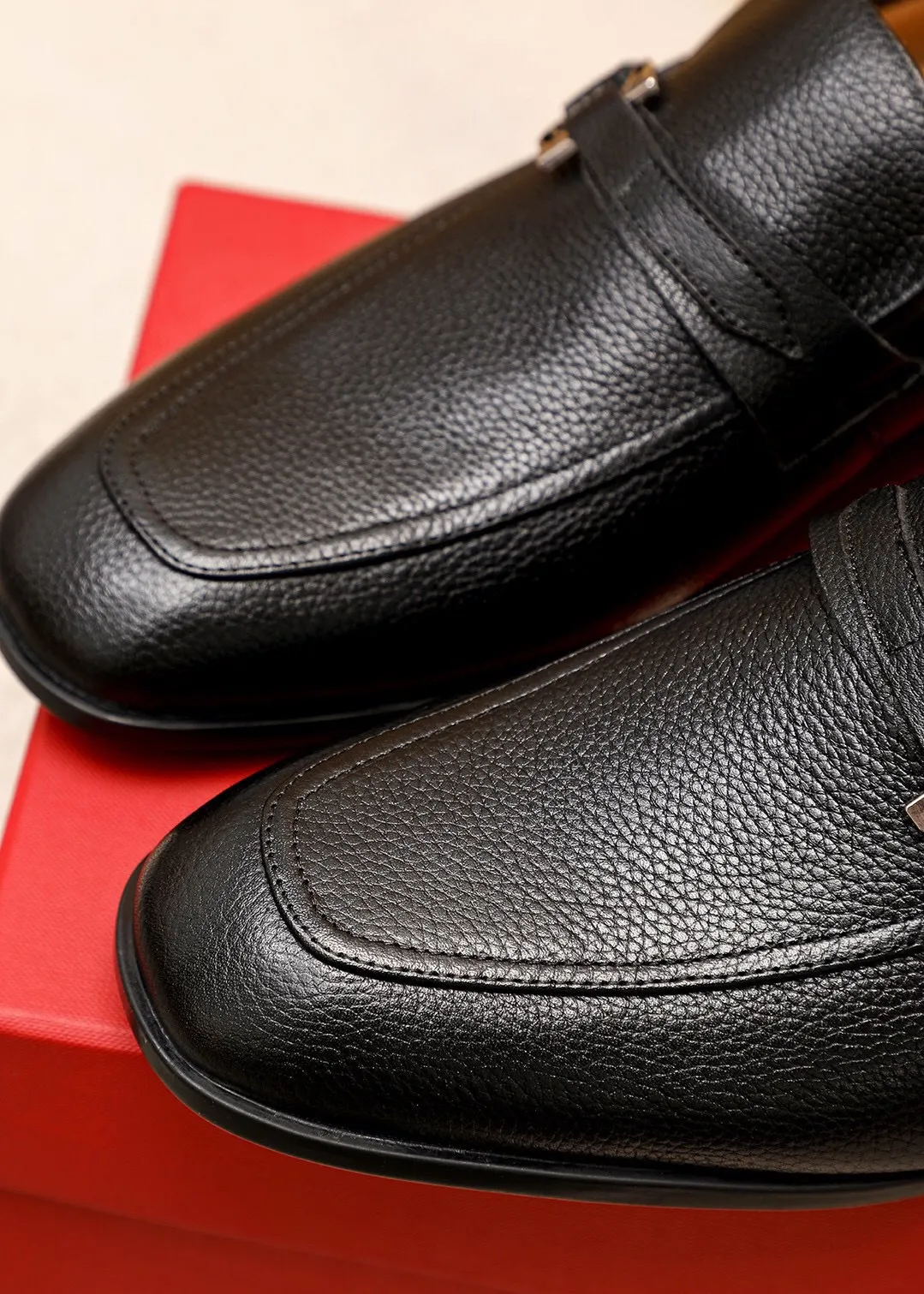 Men's shoes 💰480 💐 Product trademark: Ferragamo "Ferragamo" casual leather shoes Regular size: 38-44 (45🉑️customized) Product materials: Selected imported first-layer pebbled cowhide leather upper + luxury hardware buckle, imported water-dyed cow leather lining. Strong three-dimensional visual effect, original rubber outsole Color: 3⃣️seed leather materials available